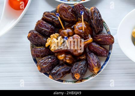 Détail pris de la table de Ramadan, assiette de fruits secs, au-dessus de la vue Banque D'Images