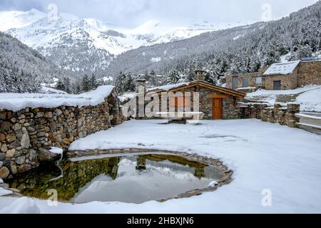 Vue sur les villages d'Andorre au milieu de l'hiver enneigé Banque D'Images