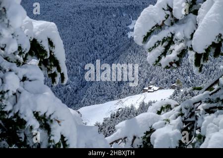 Vue sur les villages d'Andorre au milieu de l'hiver enneigé Banque D'Images