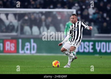 Turin, Italie.Le 21 décembre 2021, Arthur de Juventus FC contrôle le ballon lors de la série Un match entre Juventus FC et Cagliari Calcio au stade Allianz le 21 décembre 2021 à Turin, Italie. Banque D'Images