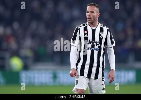 Turin, Italie.Le 21 décembre 2021, Arthur de Juventus FC regarde pendant la série Un match entre Juventus FC et Cagliari Calcio au stade Allianz le 21 décembre 2021 à Turin, Italie. Banque D'Images