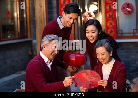 Des familles heureuses décorant leur maison pour le nouvel an Banque D'Images