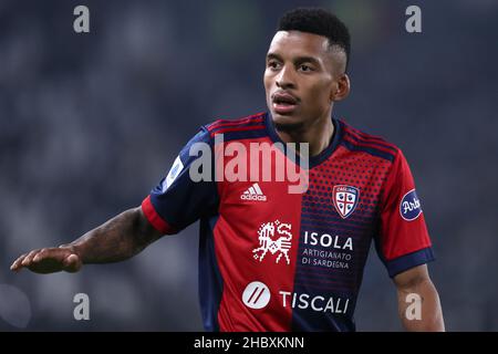 Turin, Italie.Le 21 décembre 2021, Dalbert Henrique de Cagliari Calcio se penche pendant la série Un match entre Juventus FC et Cagliari Calcio au stade Allianz le 21 décembre 2021 à Turin, en Italie. Banque D'Images