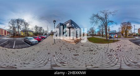 Vue panoramique à 360° de 360 vue à l'extérieur d'un centre culturel dans une petite ville estonienne après les pluies en automne