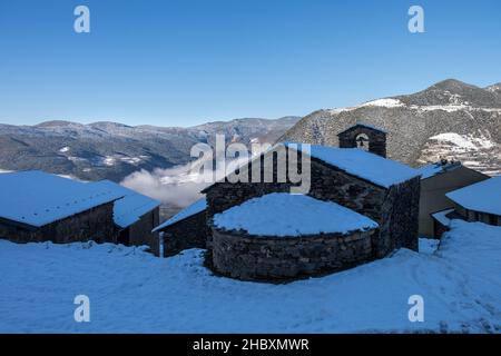 Andorre est l'un des endroits les plus enneigés des Pyrénées.C'est donc l'endroit idéal pour pratiquer de nombreuses activités hivernales avec la famille ou les amis Banque D'Images