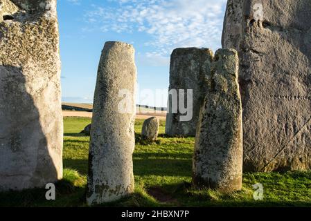 Pierres de Stonehenge Bluestones et Sarsen le jour ensoleillé 2021 Banque D'Images