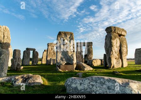 Monument antique de Stonehenge vue panoramique par une journée ensoleillée Banque D'Images