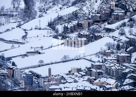 Andorre est l'un des endroits les plus enneigés des Pyrénées.C'est donc l'endroit idéal pour pratiquer de nombreuses activités hivernales avec la famille ou les amis Banque D'Images