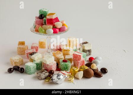 Délice turc traditionnel, Lokum conçu autour du sucre en verre BowlLe sucre Feast après le mois du ramadan. Banque D'Images