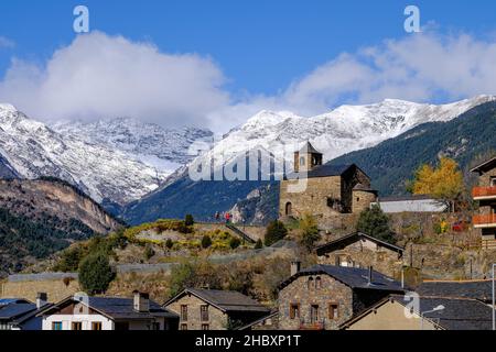 Andorre est l'un des endroits les plus enneigés des Pyrénées.C'est donc l'endroit idéal pour pratiquer de nombreuses activités hivernales avec la famille ou les amis Banque D'Images