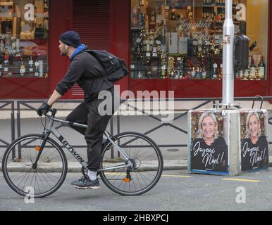 MARINE LE PEN SOUHAITE JOYEUX NOEL AUX FRANCAIS A TRAVERS UNE AFFICHE Banque D'Images