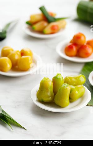 Kue Ku Buah Mini Fantasi, en thaï populaire comme Kamoom Lok Choup.Dumling doux fait de haricots de Mung écrasé avec la peau de gélatine de Jelly Banque D'Images