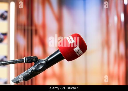 Potsdam, Allemagne.22nd décembre 2021.Un microphone avec le logo rbb lors d'un événement de presse dans le nouveau studio de Babelsberg.Le nouveau programme en début de soirée sur la télévision rbb a été présenté avec les nouvelles de Berlin et de Brandebourg, le service cross-média offre 'Schön gut' et le talk show 'Studio 3 - Live aus Babelsberg'.Ils peuvent être vus les jours de semaine entre 6:00 et 7:30 pm.Credit: Jens Kalaene/dpa-Zentralbild/dpa/Alay Live News Banque D'Images