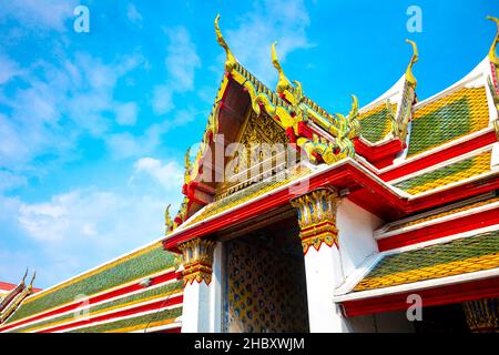 Détail d'un toit et d'un toit dorés colorés à Wat Arun (Temple de l'Aube), Bangkok, Thaïlande Banque D'Images