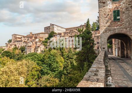 Vue sur le centre-ville historique de Todi, Ombrie, Italie Banque D'Images