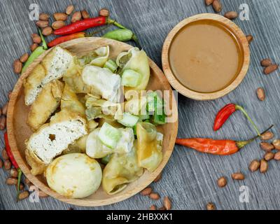 boulettes de matraque ou frites et sauce aux arachides au poivre de cayenne et aux cacahuètes éparses. Banque D'Images