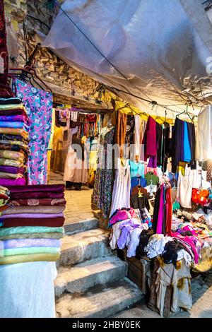 Une boutique de vêtements dans les souks de la médina, Fès, Maroc Banque D'Images