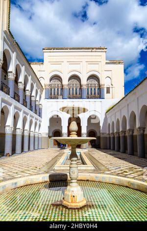 Fontaine et cour, colonnade décorée de mosaïques, Palais El Mokri, Fès, Maroc Banque D'Images