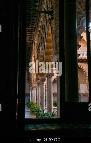 Arcs mauresques à lobes multiples sur la cour ouverte du Alcázar de Séville en Espagne. Banque D'Images