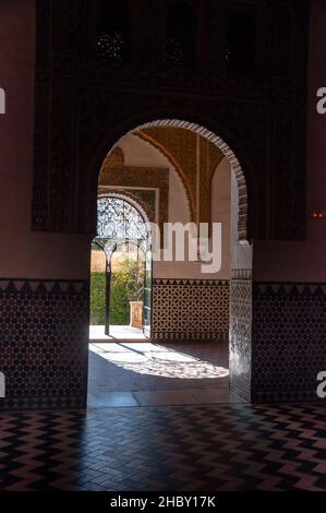 Porte en arc Morrish du Royal Alcázar à Séville, Espagne. Banque D'Images