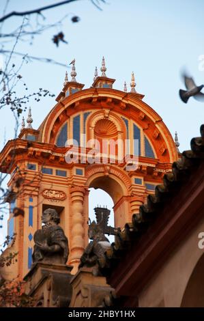 Pignon de cloche de Baroque Santa María Magdalena à Séville, Espagne. Banque D'Images