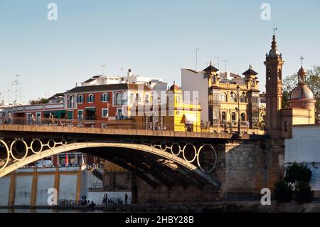 Le Puente de Isabell II ou pont Triana à Séville, Espagne. Banque D'Images