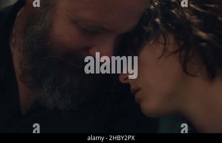 LA FILLE PERDUE (2021) PETER SASRSGAARD JESSIE BUCKLEY MAGGIE GYLLENHAAL (DIR) NETFLIX/MOVIESTORE COLLECTION LTD Banque D'Images