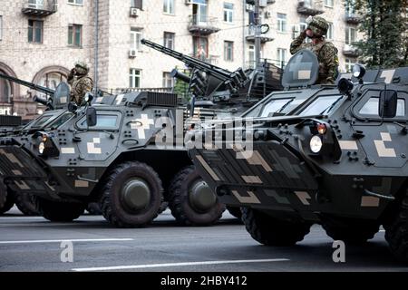 Ukraine, Kiev - 18 août 2021 : défilé militaire. Véhicule blindé. Transport dans des couleurs de protection. Véhicules militaires vus Banque D'Images