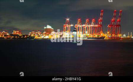 Terminal à conteneurs Seaforth sur la rivière Mersey avec le phare de New Brighton sur la rivière Mersey en décembre 2021. Banque D'Images