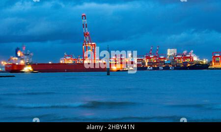 Le terminal à conteneurs Seaforth à Liverpool Docks, sur la rivière Mersey, vu de New Brighton en décembre 2021. Banque D'Images