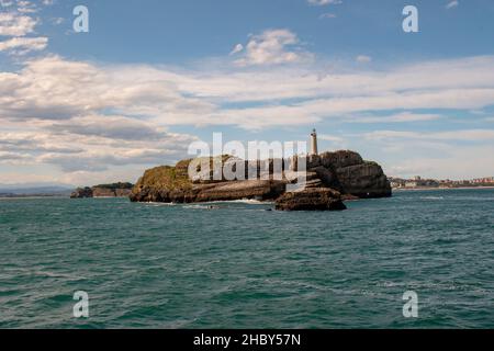 L'île de Mouro dans la baie de Santander. Banque D'Images