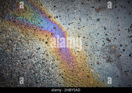 Un point d'huile ou d'essence dans une flaque sur l'asphalte.Vue de dessus de l'asphalte avec de l'huile après la pluie Banque D'Images