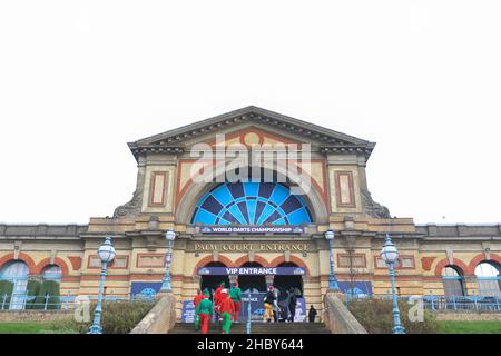 Londres, Angleterre, 22nd décembre 2021 ; Alexandra Palace, Londres,Angleterre : le William Hill World Darts Tournament ; les fans de Darts arrivent au lieu emblématique du palais Alexandra. Banque D'Images