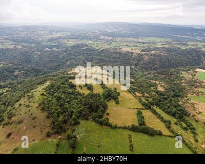 Vue aérienne sur la campagne près d'Olloix, petit village français, Puy-de-Dôme, Auvergne-rhône-alpes Banque D'Images