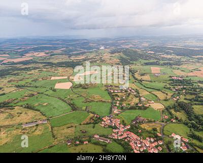 Vue aérienne sur Olloix, petit village français, Puy-de-Dôme, Auvergne-rhône-alpes Banque D'Images