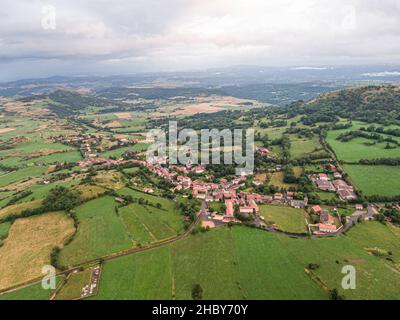 Vue aérienne sur Olloix, petit village français, Puy-de-Dôme, Auvergne-rhône-alpes Banque D'Images