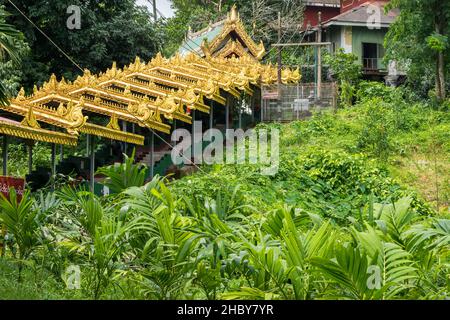 YANGON, MYANMAR (BIRMANIE) - 19 août 2017 : escalier abrité et décoré menant à la Pagode Nga Htat Gyi, un lieu de culte bouddhiste dans la ville de Yango Banque D'Images