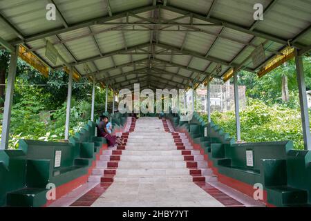 YANGON, MYANMAR (BIRMANIE) - 19 août 2017 : escalier abrité et décoré menant à la Pagode Nga Htat Gyi, un lieu de culte bouddhiste dans la ville de Yango Banque D'Images