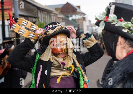 Un participant se préparant au défilé du Festival Montol; à Penzance, en Cornouailles.Le festival est un renouveau ou une réinterprétation de beaucoup de la traditio Banque D'Images