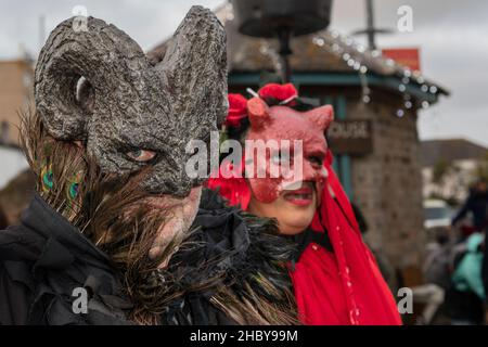 Des participants masqués au Montol Festival à Penzance, en Cornouailles.Le festival est un renouveau ou une réinterprétation de plusieurs des traditionnels Cornouailles Banque D'Images