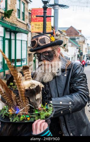 Personnes se préparant à participer au Festival Montol à Penzance, en Cornouailles.Le festival est un renouveau ou une réinterprétation de beaucoup de la tradition Banque D'Images