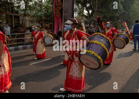 Kolkata, Bengale occidental, Inde.22nd décembre 2021.Le Durga puja de Kolkata a été ajouté à la liste du patrimoine culturel spécial lors de la session 16th de l'UNESCO qui s'est tenue à Paris, en France, le 15 décembre.Un message sur les médias sociaux a déclaré que Durga pujo était inscrite sur la liste du patrimoine culturel immatériel de l'UNESCO.Accueillir la reconnaissance avec joie et enthousiasme.La Durga Puja de Kolkata a reçu la liste du patrimoine immatériel de l'UNESCO.Pour célébrer cette reconnaissance, les organisateurs des différents Comités Pujo de Kolkata ont défilé mercredi.La promenade de l'avant de l'Académie des Beaux-Arts à Dorina Cro Banque D'Images