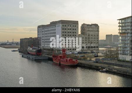 L'entrepôt industriel de Old Millers le long des docklands dans l'est de Londres sous le soleil du matin.Londres - 22nd décembre 2021 Banque D'Images