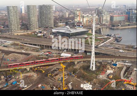 Le nouveau bâtiment de l'hôtel de ville au Crystal, sur le côté des quais Royal Victoria, à Canning Town.Bâtiment entouré de chantiers de construction Banque D'Images