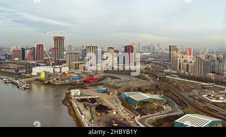 Bâtiments de grande hauteur de Canning Town et sites de construction autour de la rivière Lea avec Stratford au loin.Londres - 22nd décembre 2021 Banque D'Images