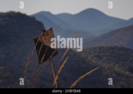 Herbes devant le panneau rouillé, Andalousie, Espagne Banque D'Images