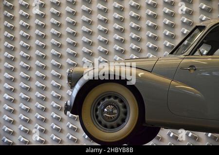 Voiture d'époque grise avec pneus blancs devant le mur Audi design, voiture historique, argent Tatra 600, Tatraplan, Pinakothek der moderne,Munich, Die Banque D'Images