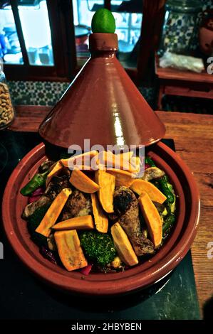 Quartiers de citrouille avec poulet et brocoli en tajine marocaine, vue de dessus Banque D'Images