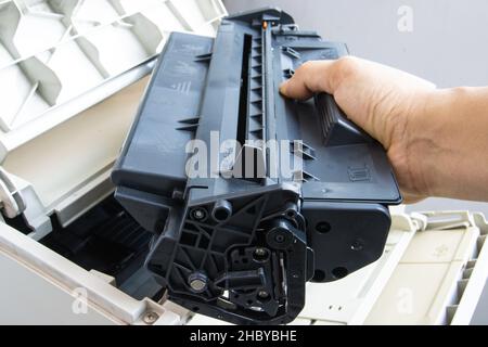 Techniciens remplaçant le toner dans l'imprimante laser concept fournitures de bureau réparation Banque D'Images