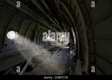 Intérieur du fuselage d'un avion de ligne commercial naufragé à l'aéroport de Pearls, Grenade. Banque D'Images